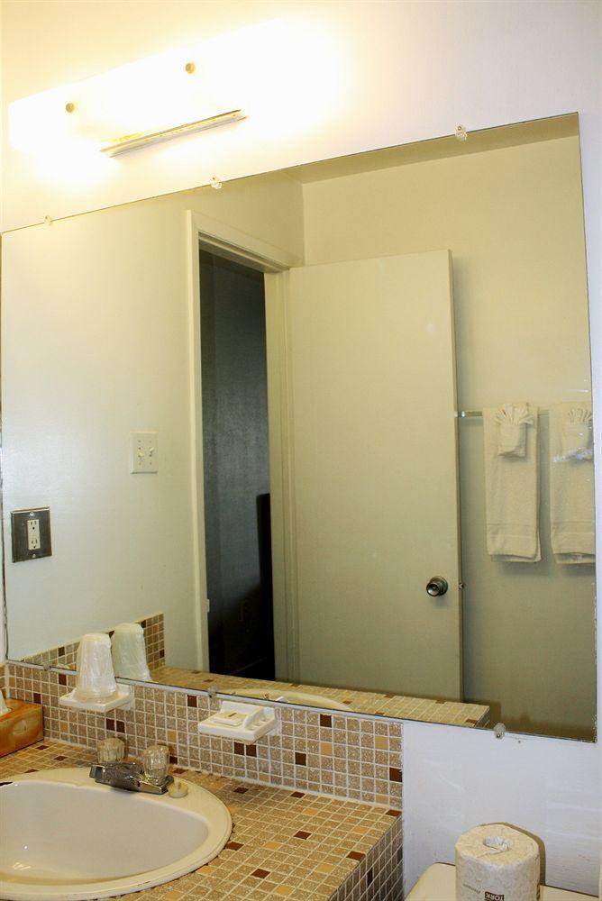 Lake City Motel Dartmouth Екстериор снимка