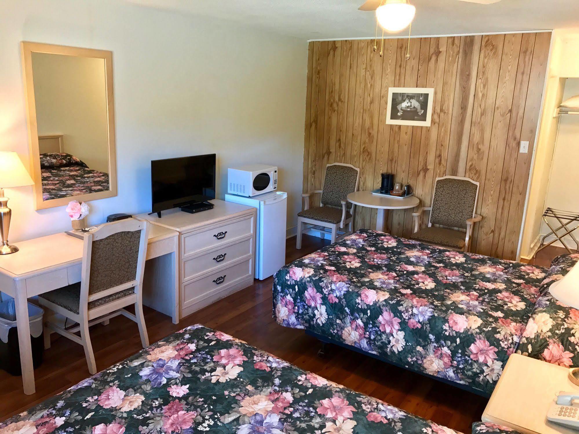 Lake City Motel Dartmouth Екстериор снимка