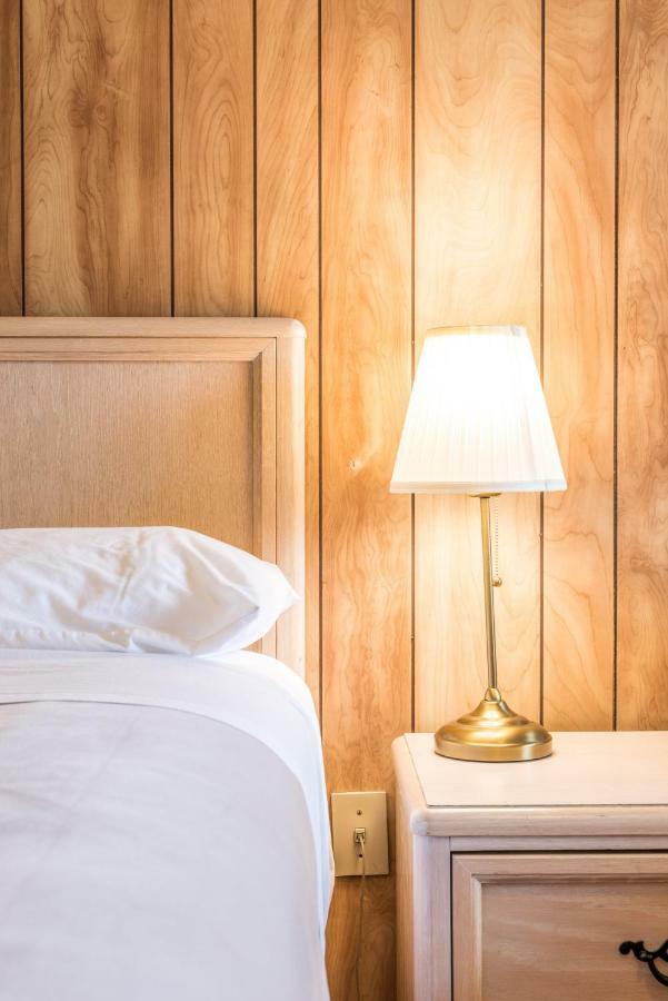Lake City Motel Dartmouth Екстериор снимка