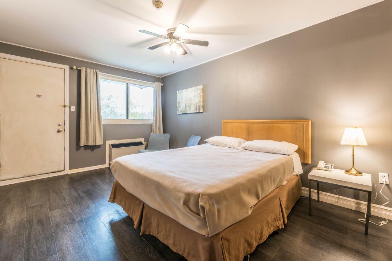 Lake City Motel Dartmouth Екстериор снимка